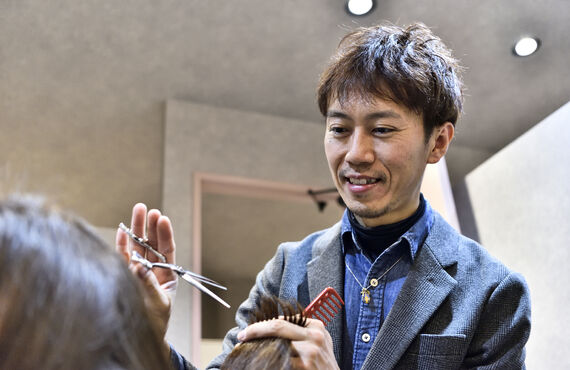 クセ毛やうねりをきれいに伸ばす縮毛矯正施術 | 松本市で美容院をお探しなら実績多数のSMUKへ